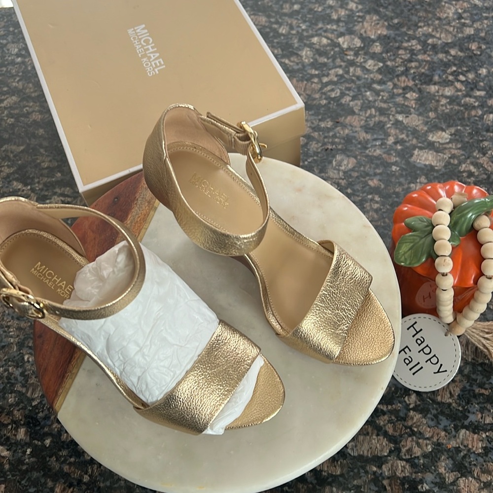 NWOT Michael KORS Lena wedge pale metallic gold leather platforms size 7